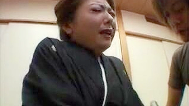 年轻的男孩与成熟的亚洲妈妈在成人视频中的惊人无礼行为