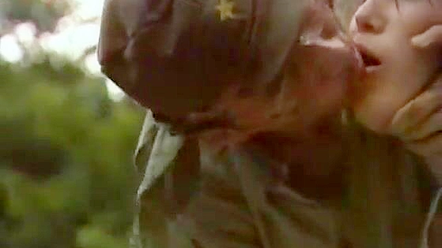 敌军士兵在村庄附近轮奸被抓的农妇