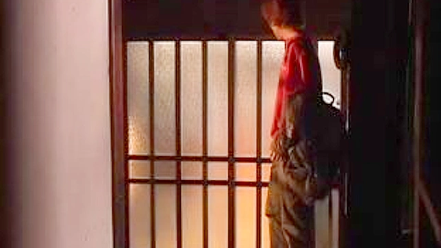 禁忌家庭乐趣：母子在厨房激烈嬉戏