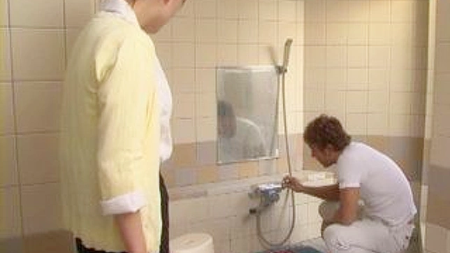 被抓个正着！独自在家的主妇Kaori和水管工玩得火热