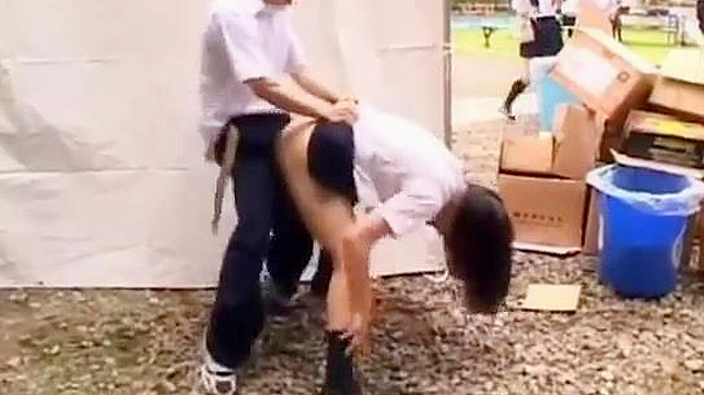 性感日本女孩在村集会上被喷一脸精液