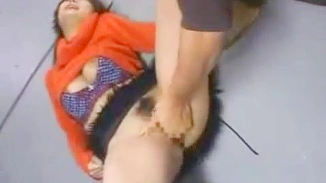 日本美女在楼梯间狂野邂逅