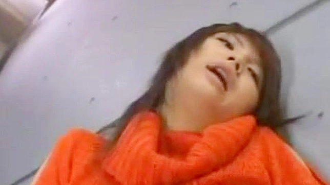 日本美女在楼梯间狂野邂逅