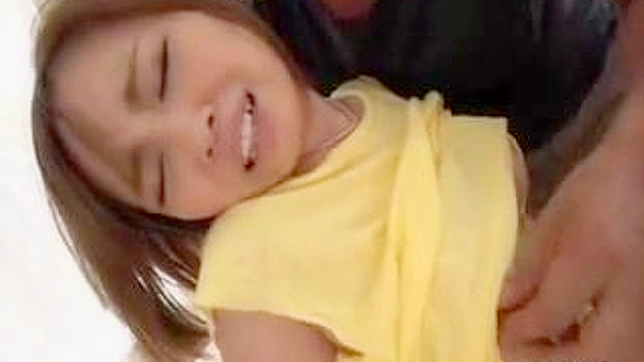 尖叫的少女们向日本豪宅中的主宰主人们献出身心，享受淫欲狂欢。