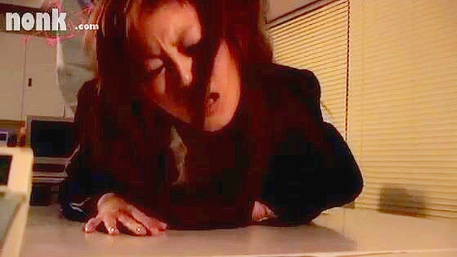 日式情色视频：暂时失明的女职员被清洁工激烈操弄