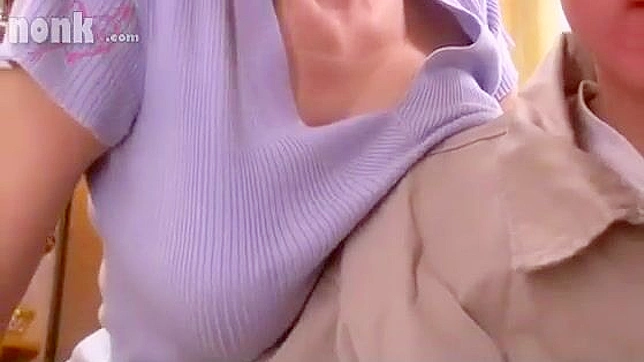 亚洲熟女与年轻快递员的激情邂逅