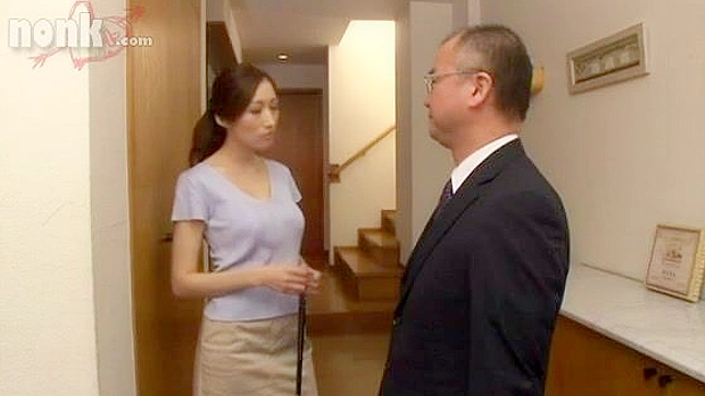 亚洲熟女与年轻快递员的激情邂逅