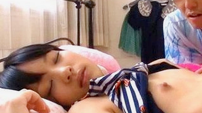 禁忌突破：邪恶继兄的秘密欲望引诱沉睡的少女妹妹