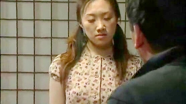 受困扰的亚洲少女引诱农夫疯狂做爱