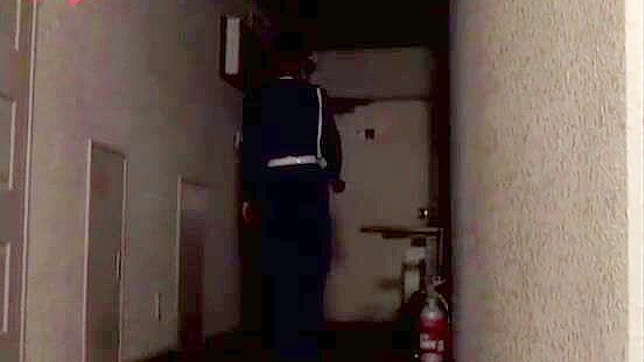 东方调皮警察在执勤时受到惩罚