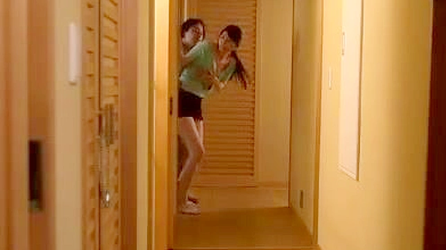 继兄的秘密迷恋引发对日本继妹的公共场所猥亵行为。