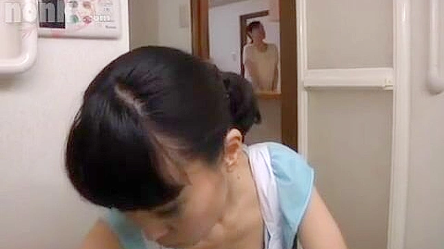 婆婆厨房里与老公激情做爱，妻子浴室打扫卫生中