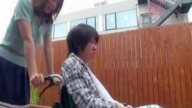 危难时刻母亲的抚慰：无助儿子恳求援助