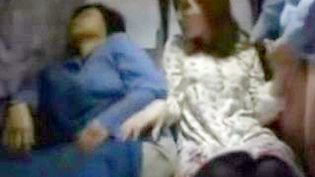 纯洁女儿在公交车上秘密做爱妈妈熟睡旁观