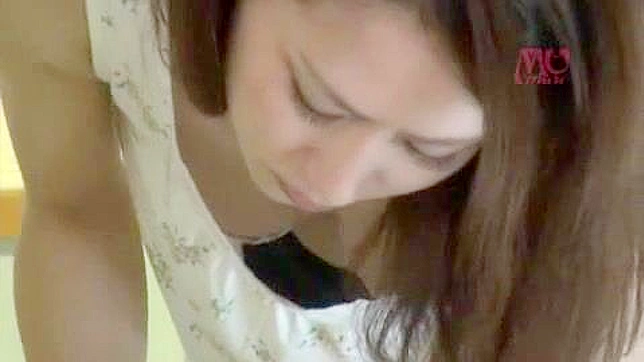 湿热的淋浴时刻 — 妈妈与继子间的禁忌漩涡