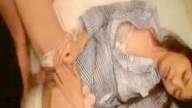 侵犯紧致的亚洲女孩毛茸茸的小妹妹