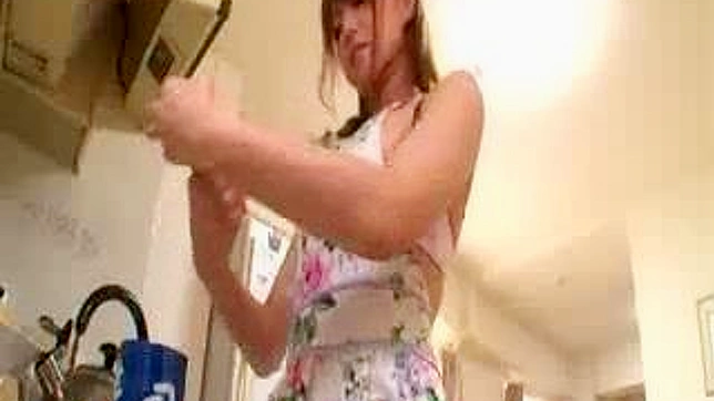 性感的MILF在蒸汽亚洲色情片中解决烹饪难题。