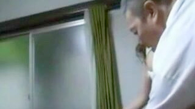 继父的秘密欲望：在后院强占继女的处子阴道