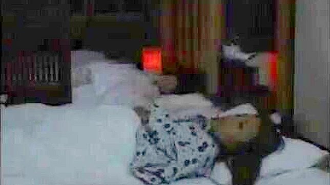 姐姐睡衣派对惊喜！妻子捉奸在床丈夫正行动中