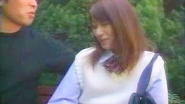 公园里的激情邂逅—两位同学的秘密恋情