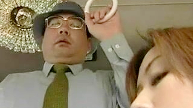 成熟JAV女性与两个陌生男子的公开茶道仪式