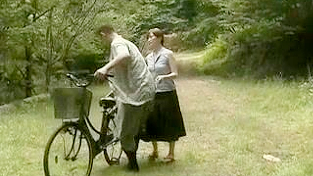 抓奸在床：一对偷情的亚洲情侣突遇访客