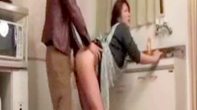 无耻主妇在浴室的秘密外遇