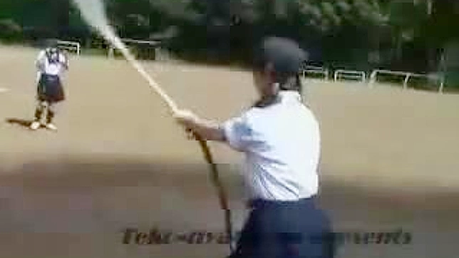 抓现行！亚洲少女在棒球比赛中性感表现