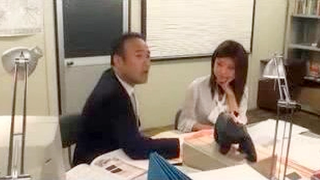 亚洲办公室恋情：疲惫秘书被老板疯狂上床征服