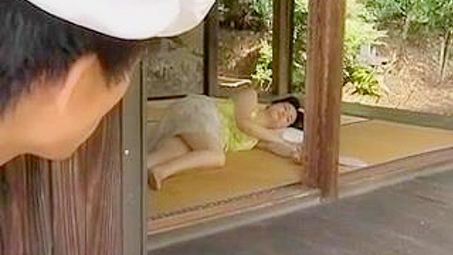 性感熟女在沉睡中被年轻邻居惊喜探访