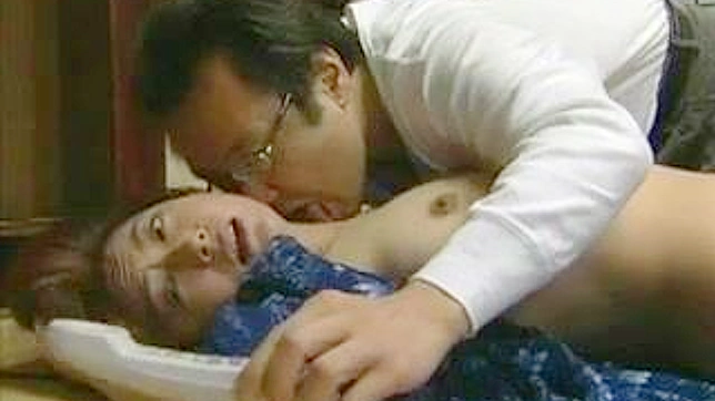 叔叔的秘密欲望：学校女生与熟女的三人行