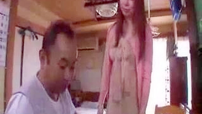 无拘束的欲望：寂寞少妇与空调修理工的秘密幻想