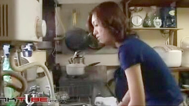 禁忌家庭情事：岳父偷窥儿媳的秘密欢愉时刻