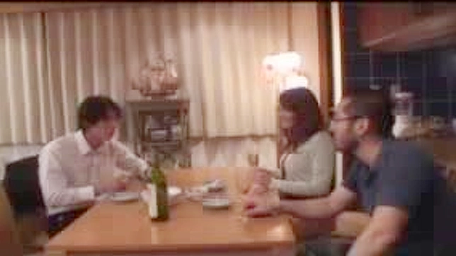 熟睡丈夫被妻子秘密外遇背叛