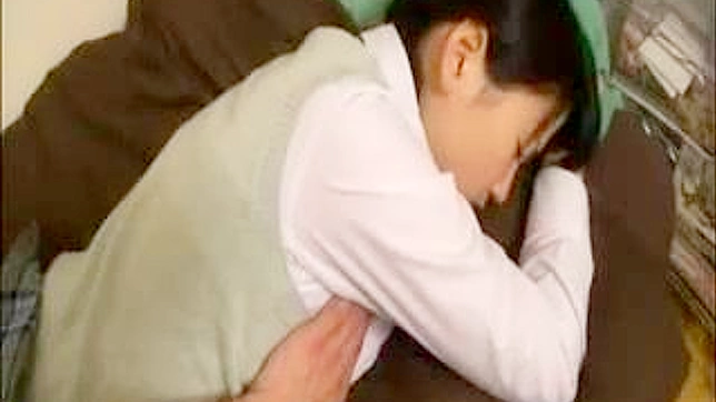 妈妈的新男友在与女儿的激情时刻被拍到