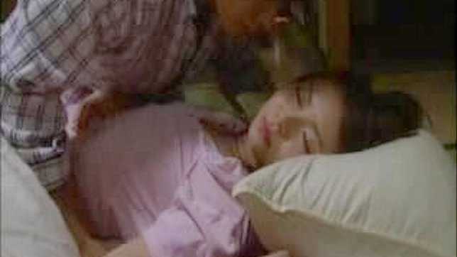 东方色情片中妻子睡着时的姐妹诱惑