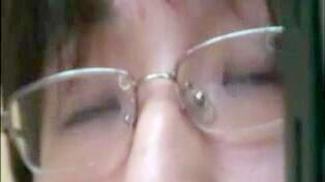 丰满亚裔教师与学生的秘密恋情