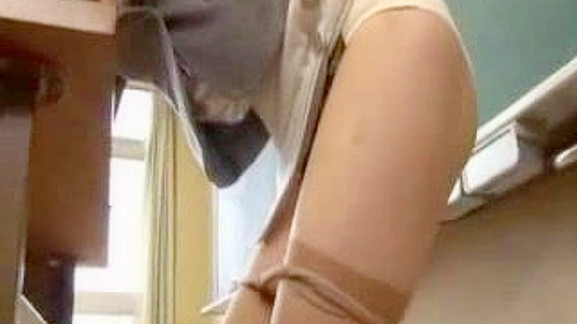 日系女学生课堂上与老师调皮互动