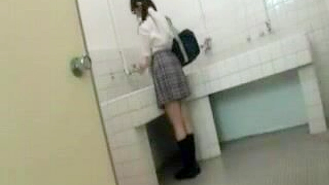 天真JAV女学生在公共厕所被狠狠地征服了