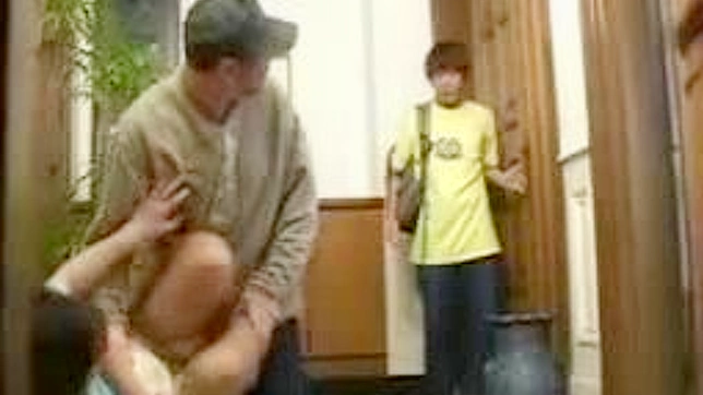 母亲节惊喜：儿子救她免遭陌生人侵犯，获赠火热性爱作为奖励。