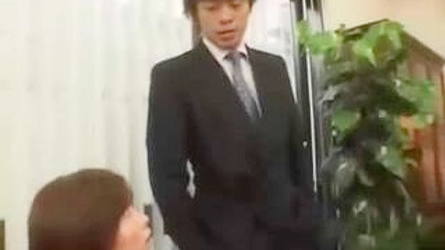 宝贝骑我的鸡巴像个职业高手，不停吸吮和磨蹭