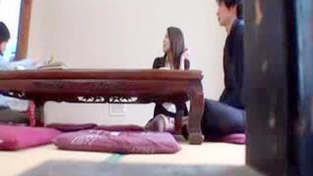 日本美女像野马般骑在我硬挺的阳具上，紧紧挤压和榨取。