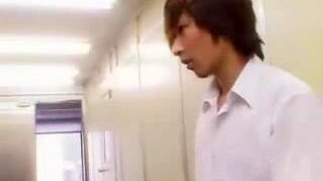 熟女狠狠骑乘我的硬汉，骂着脏话大声呻吟