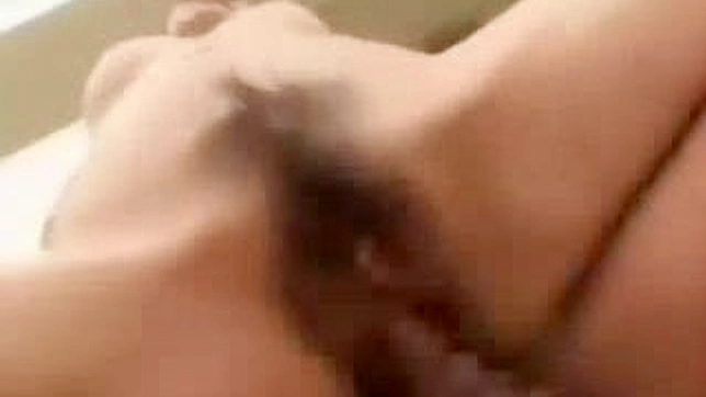 熟女狠狠骑乘我的硬汉，骂着脏话大声呻吟