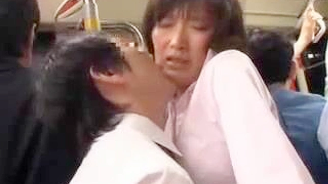 日本时尚模特在公交车上公开高潮体验