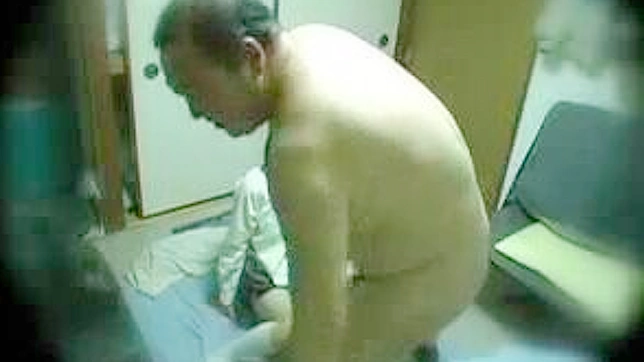 亚洲校园艳事：老师引诱下放荡女学生的秘密录像