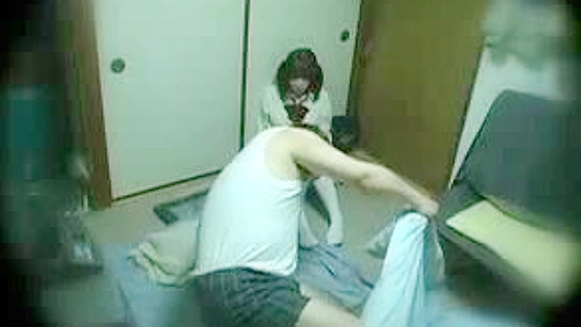 亚洲校园艳事：老师引诱下放荡女学生的秘密录像