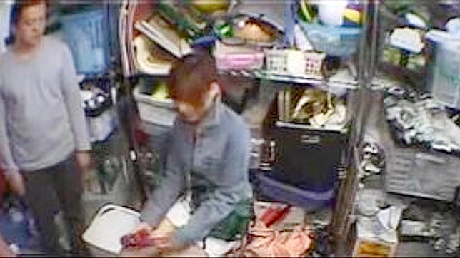 走投无路的日本女孩为保工作进行激情行为