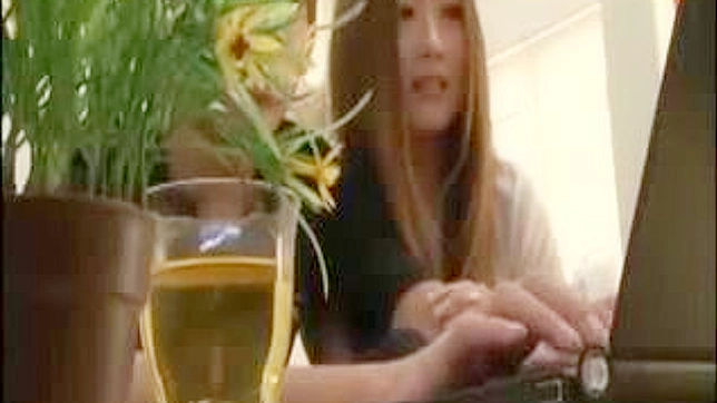 狂野熟女被猛烈撞击至屈服，四处喷射激情