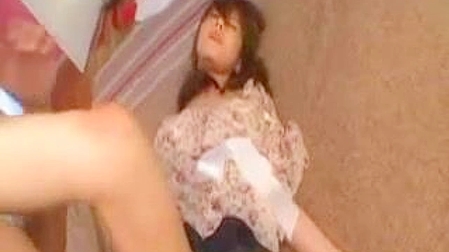 亚洲美人被两个男人双插入欢愉